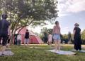 Yoga au petit matin à la Tour Philippe-le-Bel ©@OtGrandAvignon