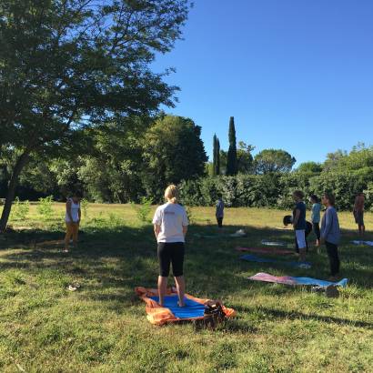 Séances de yoga dans les jardins de l'Abbaye Saint-André