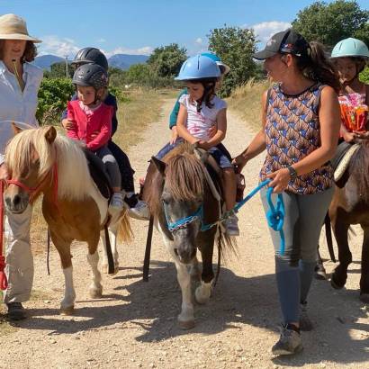 Sortie à la rivière d'Entraigues sur la Sorgue avec les poneys Sortie à la rivière d'Entraigues sur la Sorgue avec les poneys