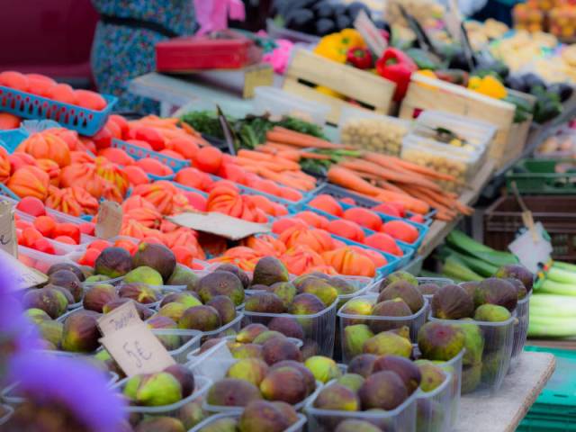 Large Provencal market of Vaison-la-Romaine ©