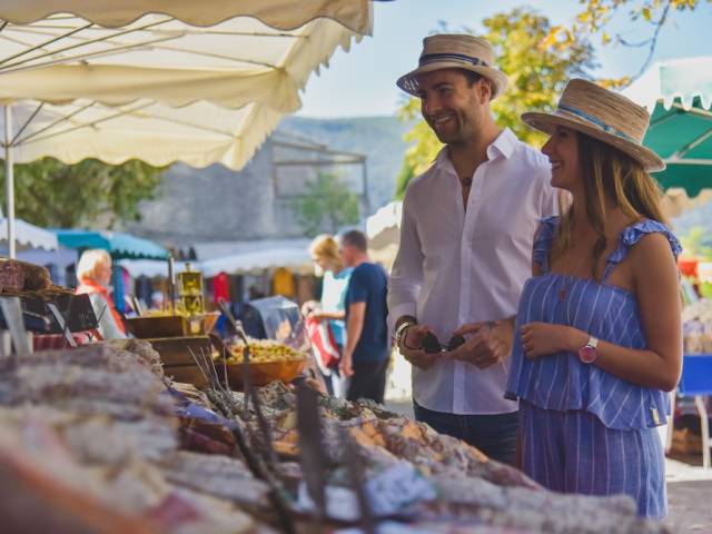 Marché de Bonnieux ©Crédit photo - Office de Tourisme Pays d