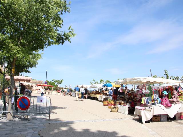 Marché de Ménerbes ©Crédit photo - Office de Tourisme Pays d