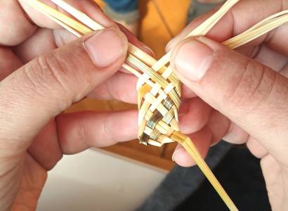 Atelier de création de bracelet au musée de la Vannerie à Cadenet