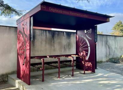 Abri vélos couvert avec station de gonflage et réparation