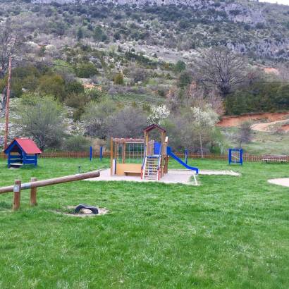 Picnic and Play area - Monieux Lake