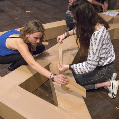 Construction monumentale en carton