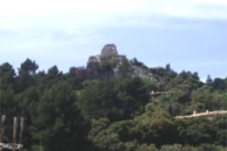 Le Castrum, le Vieux Mérindol et le Mémorial Vaudois