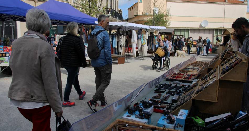 Mercredi : Marché hebdomadaire de Valréas@Mairie de Valréas