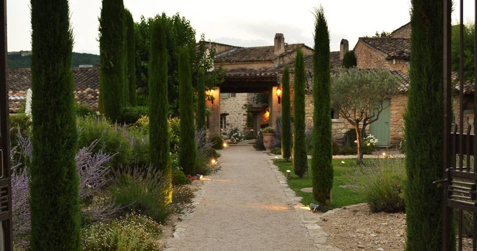 Hotel Restaurant La Ferme De La Huppe Gordes Hotels Provenceguide