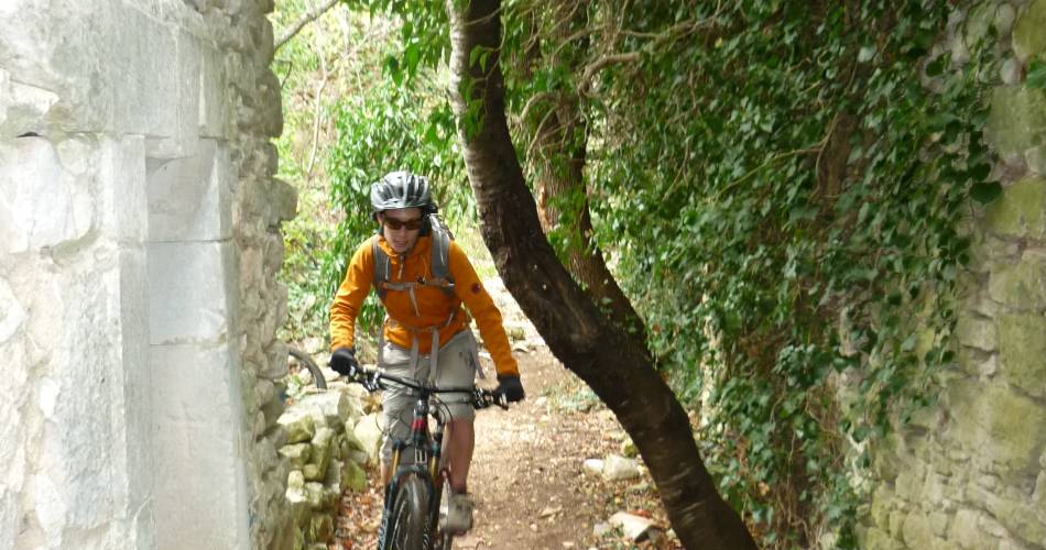 Section 4.2 Monieux - St-Saturnin-les-Apt / Vaucluse long distance mountain bike trail@Droits gérés CG Vaucluse