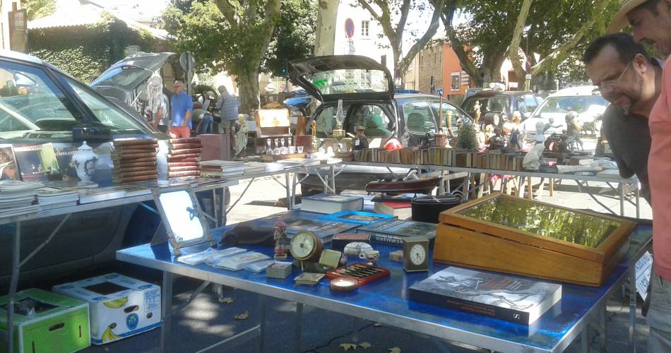 Flea market and secondhand market@Bureau  d'information touristique Crapentras