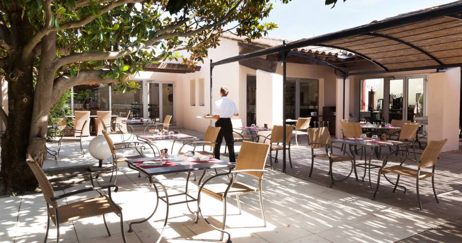 Hôtel Restaurant GOLDEN TULIP AVIGNON LE PARADOU@©paradou