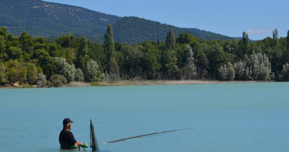 Pêche à l'Etang de La Bonde@Droits gérés OT LUB - etang; bonde; lac; baignade; cabrieres d'aigues; luberon; vaucluse