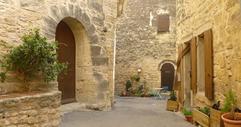 Alleys and stone-paved streets of Ansouis@Office de tourisme Luberon Côté Sud
