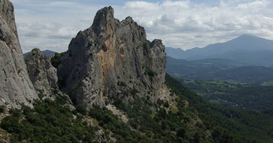 Circuit de randonnée - Dentelles de Montmirail - La tour sarrasine@Ventoux Provence Tourisme