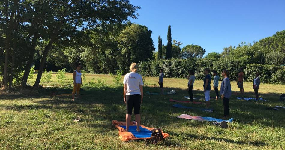 Séance de yoga sur le site de Villeneuve en Scène@@Karine Boetto