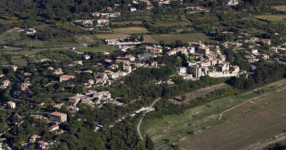 Flug über die typischen Dörfer am Fuß des Mont-Ventoux@Fly Sorgue Ventoux