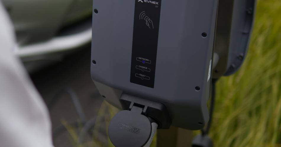 Bornes de recharge véhicule électrique - Lapalud@© Pexels