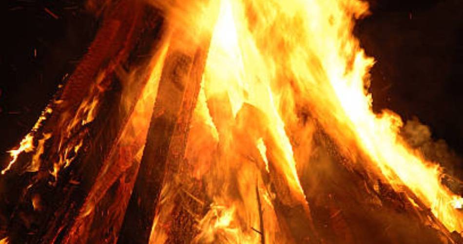 Feu de la Saint Jean@Istock image libre droit
