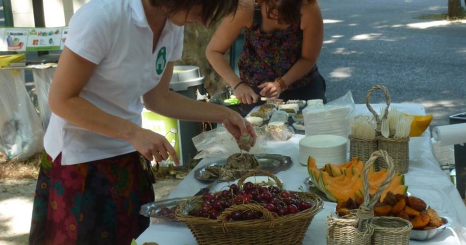 By bike, between local produce and olives@©Eric Garnier - PNR Luberon