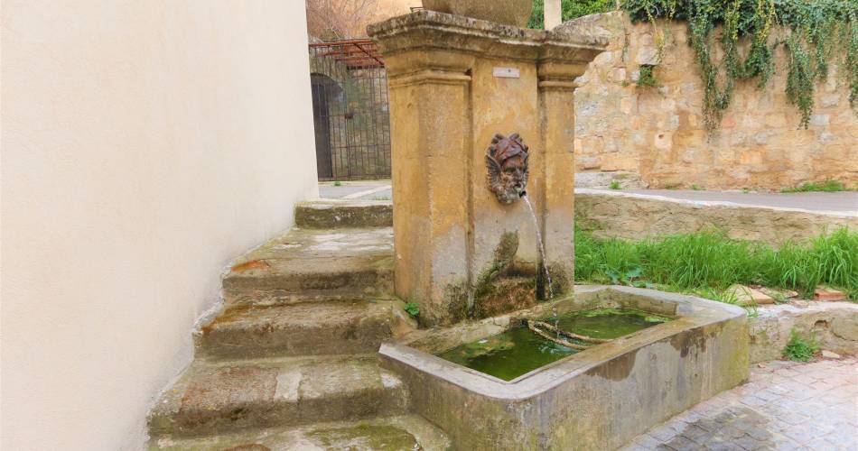 BEAUMONT-DE-PERTUIS - L'eau des fontaines et Chapelle Sainte-Croix@©Axelle Baumard - PNR Luberon