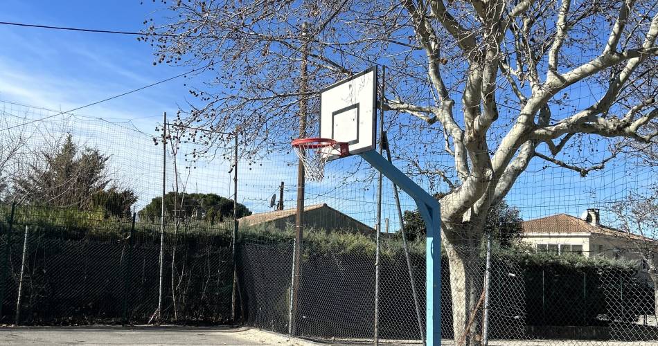Terrain de basket-ball extérieur@Office de tourisme de Pertuis