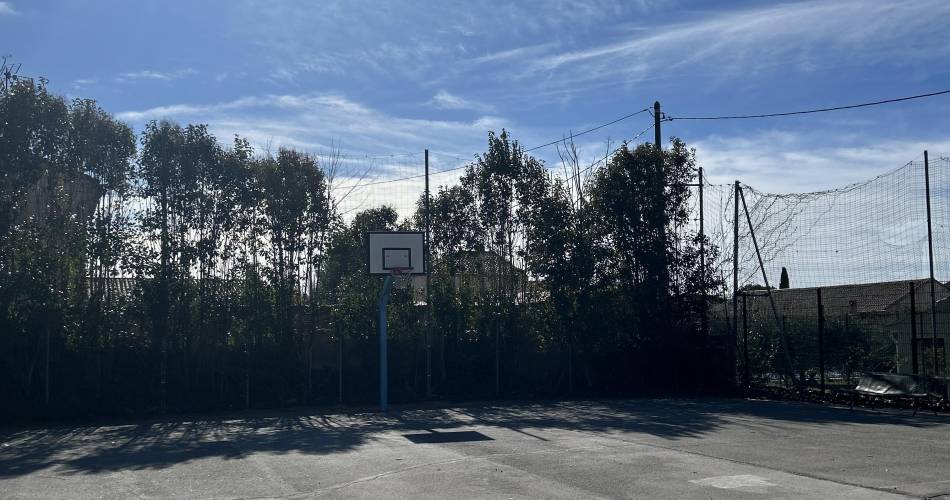 Terrain de basket-ball extérieur@Office de tourisme de pertuis