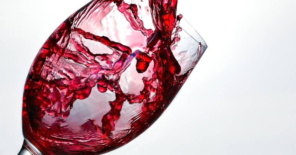 Wallace Bar@https://pixabay.com/fr/photos/vin-%C3%A9claboussure-verre-rouge-1543172/