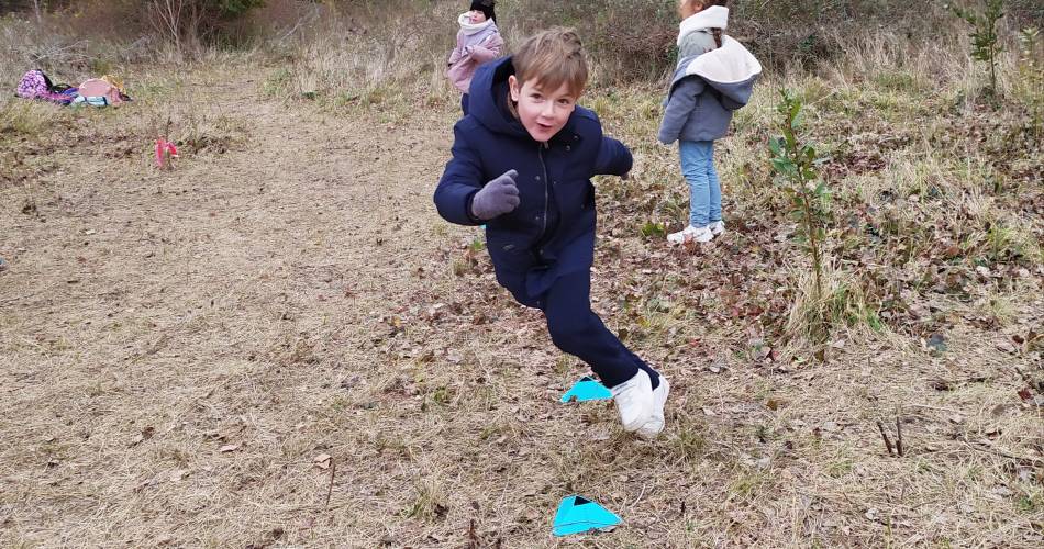 Jeux Forest'cool et activités manuelles avec des éléments naturels@©Bénédicte Lamy Association Forest'cool