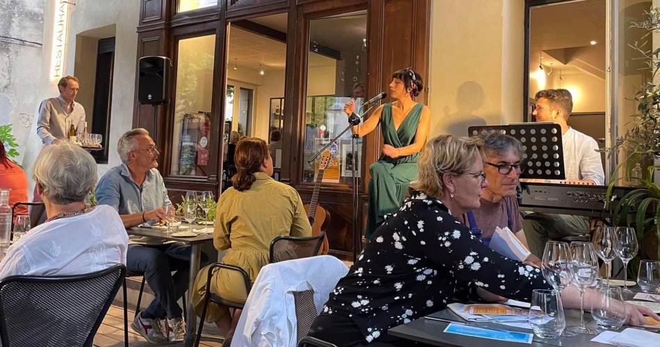 Festival Ventoux Saveurs : Dîner en musique, avec les vins du Domaine de Fondrèche@Le 6 à table