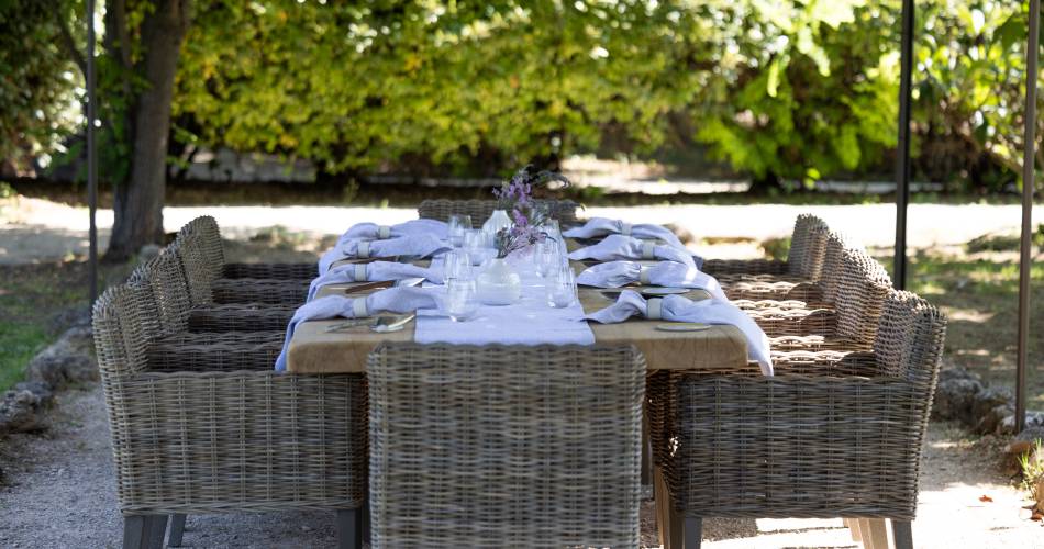 La table des amis@2024 Maki Manoukian, all rights reserved.
