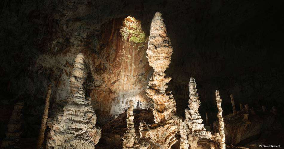 Aven d'Orgnac Grand Site de France, visit the cave and the Cité de la Préhistoire (Prehistoric City)@R. Flament - Aven d'Orgnac