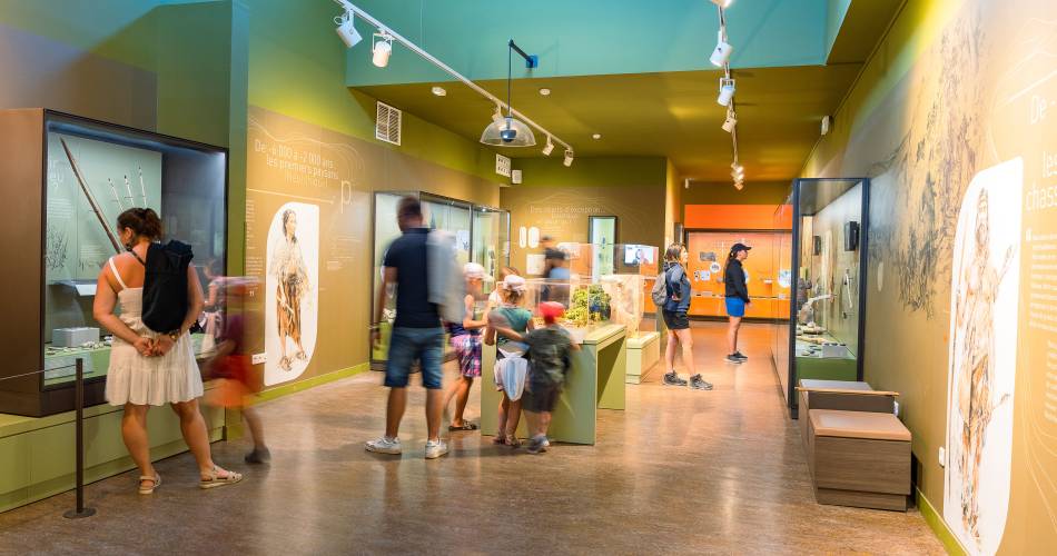 Aven d'Orgnac Grand Site de France, visit the cave and the Cité de la Préhistoire (Prehistoric City)@S. Baur - Aven d'Orgnac