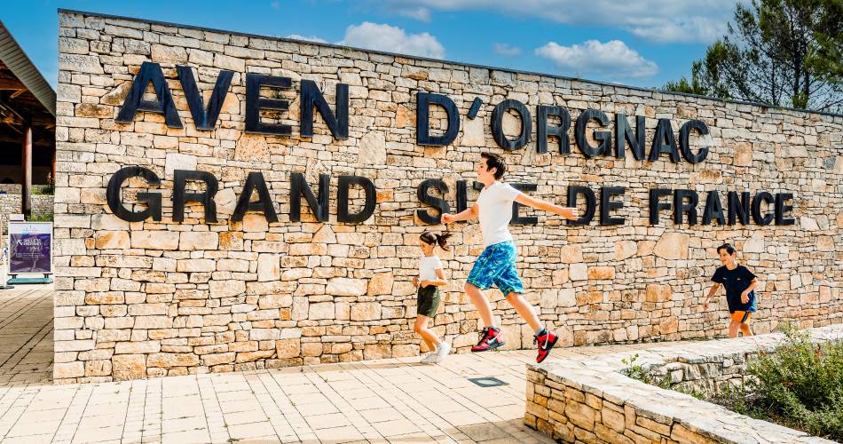 Aven d'Orgnac Grand Site de France, visit the cave and the Cité de la Préhistoire (Prehistoric City)@S. Baur - Aven d'Orgnac