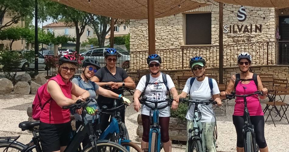 Pernes les Fontaines et les villages perchés des Monts de Vaucluse : Balade accompagnée en vélo électrique avec une dégustation de confiseries.@Balade-en-vélo-dans-les-Monts-de-Vaucluse