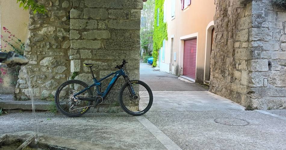 Pernes les Fontaines et les villages perchés des Monts de Vaucluse : Balade accompagnée en vélo électrique avec une dégustation de confiseries.@Balade-en-vélo-dans-les-Monts-de-Vaucluse