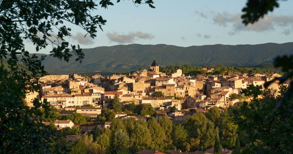 Feu de la Saint Jean à la Tour d'Aigues@Sud Luberon Tourisme