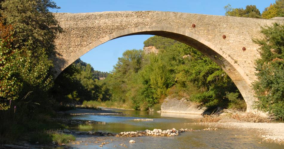 Aire de pique-nique parking Pont Saint Michel@OTI Vaison Ventoux Tourisme