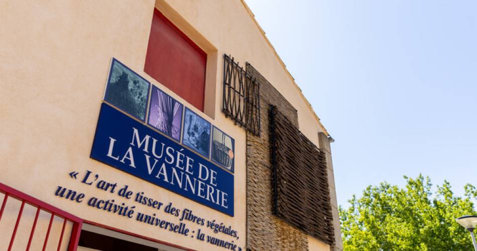 Atelier corbeille en papier au Musée de la Vannerie à Cadenet@Atelier corbeille en papier au musée de la vannerie à Cadenet_Cadenet