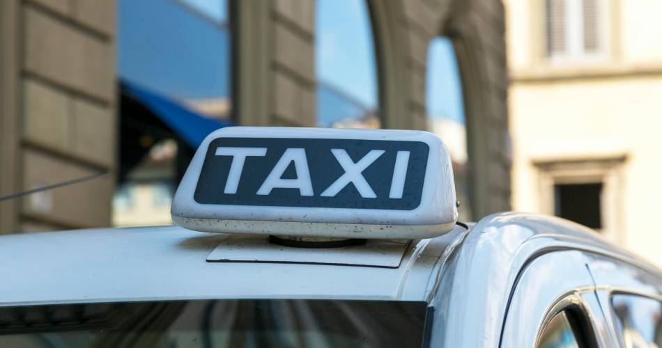 Taxi Saint-Louis@©pexels-valentin-ivantsov