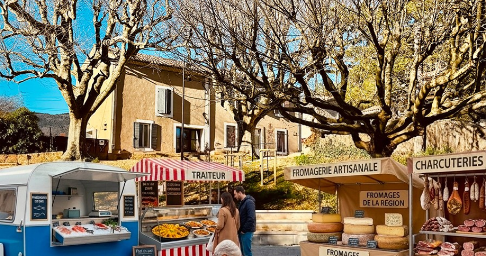 Marché hebdomadaire à Cabrières d' Aigues@Vincent Agnès
