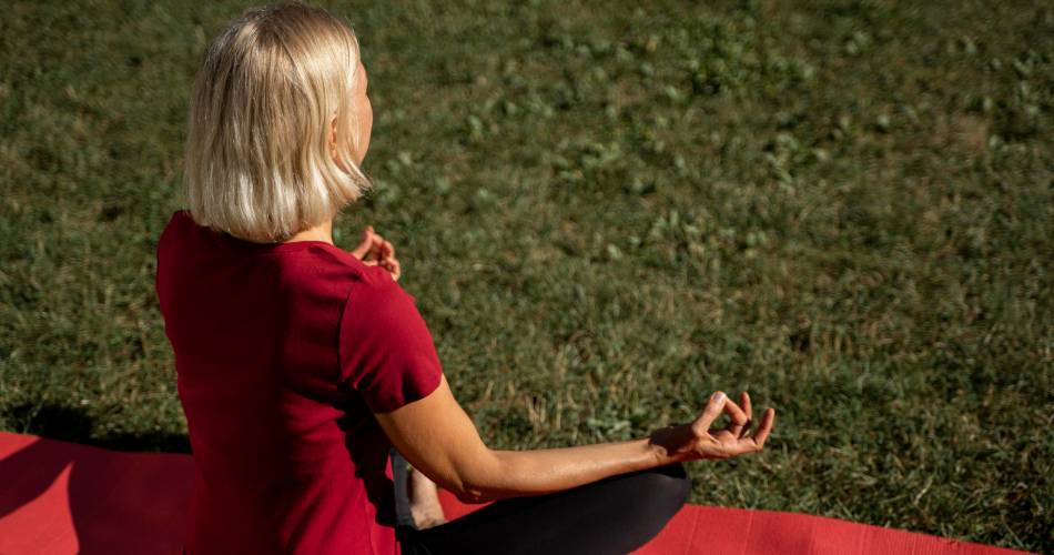 Yoga et plantes sauvages@Freepik